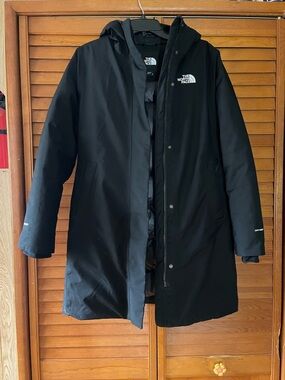The North Face Women’s Arctic Parka . Size M Women 
#385